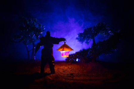 一个恐怖杀手的剪影与灯.装饰照片