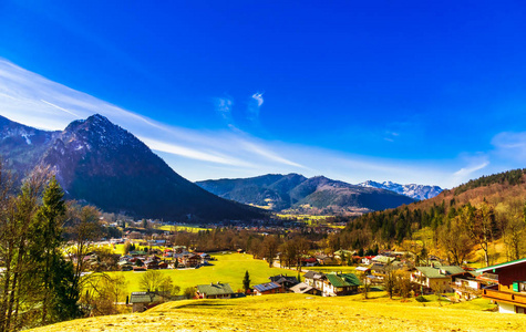 看法在村庄 Schoenau 由 Koenigsee 在巴法力亚阿尔卑斯德国