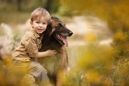 一个有大狗的小孩是最好的朋友。