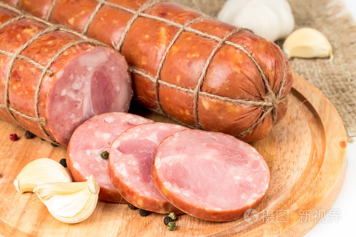 在一个板上熏煮香肠