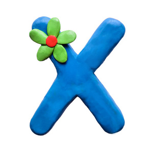蓝色橡皮泥字母 X 英文字母与绿色花, 隔离在白色背景上