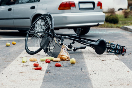 汽车相撞后行人过路处的一辆破自行车