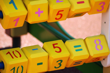带数字和字母的黄色立方体, 儿童, 操场
