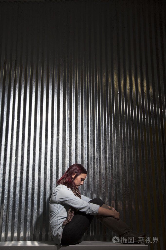 悲伤的年轻女子