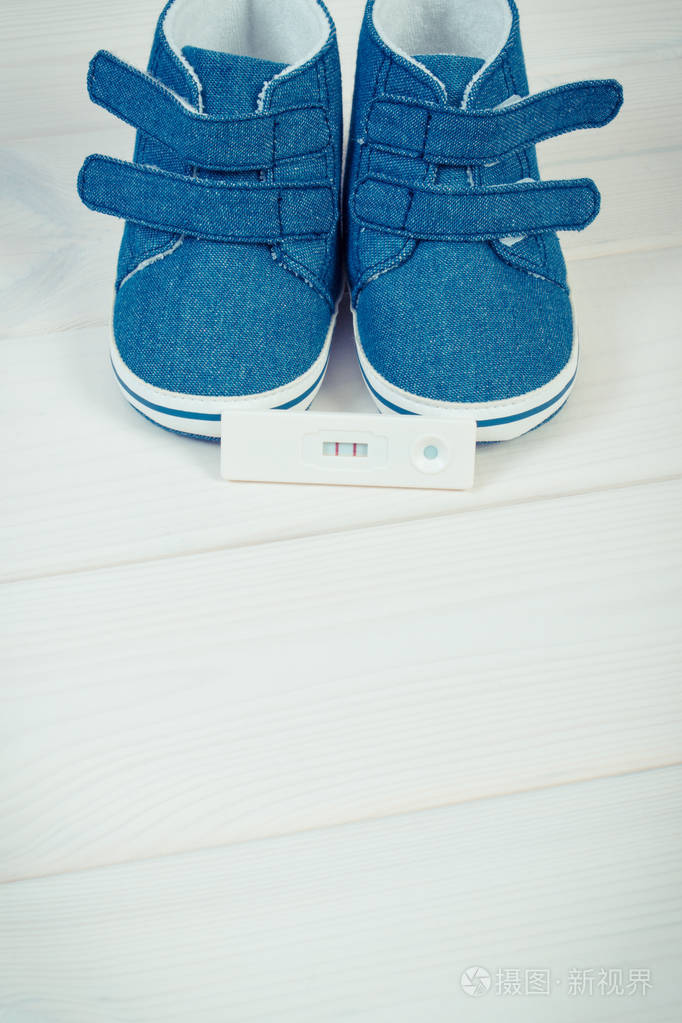 复古照片, 怀孕测试与阳性结果和婴儿鞋的新生儿, 期待婴儿的概念