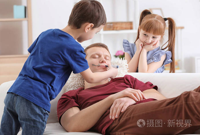 小孩子在睡觉的时候画父亲的脸愚人节恶作剧