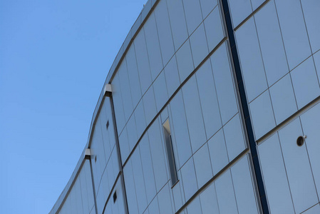 一个现代商业建筑的门面镶在蓝色 cl 上