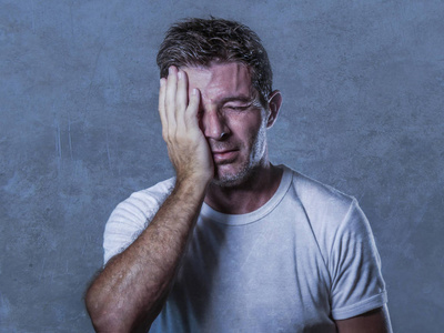 无奈表情脸上的悲伤和忧郁的男人的肖像绝望的感觉沮丧和无助的忧郁和