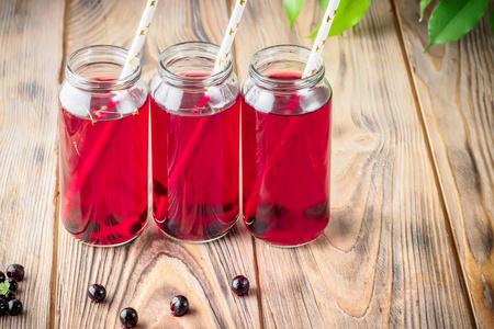 红浆果黑醋栗樱桃蓝莓在鸡尾酒罐中的果盘饮料