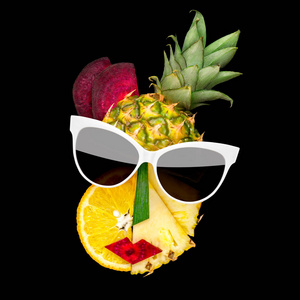 创意概念照片立体型女性脸在水果和蔬菜的太阳镜, 黑色背景