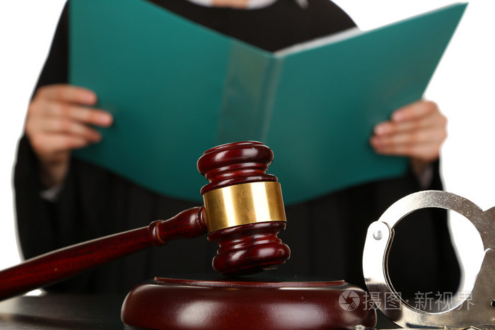 法官宣读判决在白色背景上
