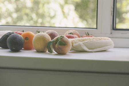 在窗台上季节性的夏季水果和蔬菜。健康清洁饮食理念