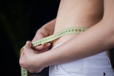 妇女测量腰部数字的容量图片