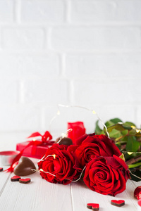 巧克力心糖果和玫瑰木质餐桌上的背景, 复制空间
