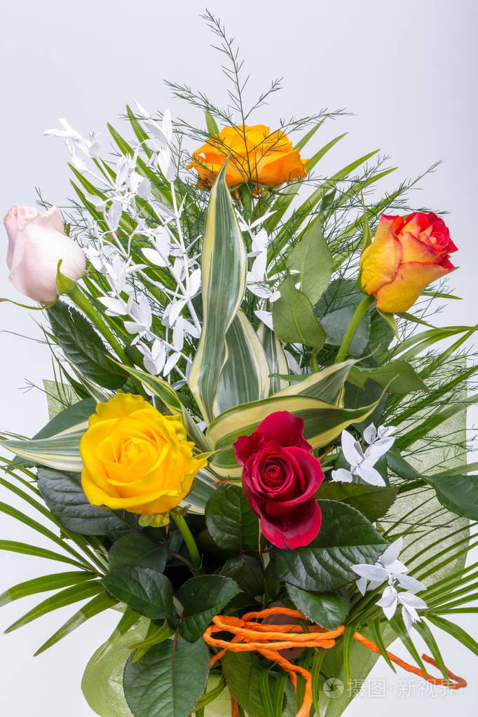 孤立在白色背景上的什锦五彩玫瑰花束