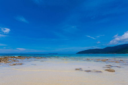 马来西亚热带刁曼岛珊瑚礁景观。Tekek 海滩美丽的东南亚海景