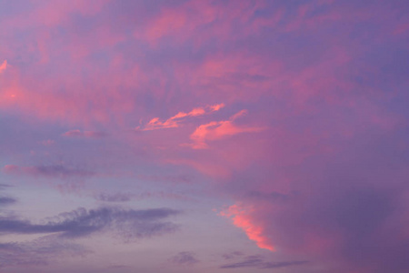 戏剧性的火热日落天空中的紫罗兰, 粉红色, 橙色和黑色的颜色混合
