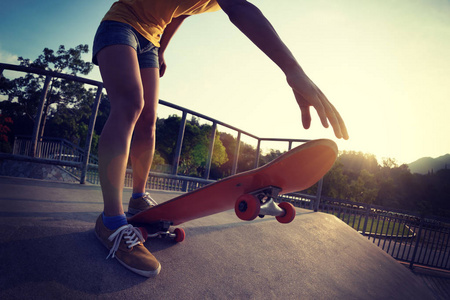 滑板滑板在 skatepark 坡道上的裁剪图像