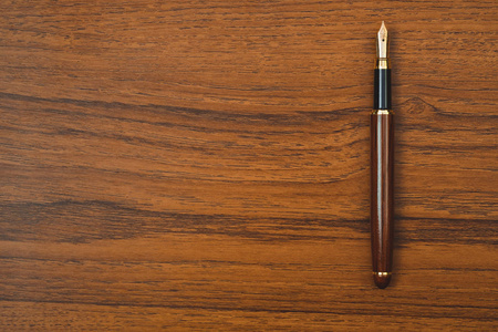 钢笔或钢笔在木制工作台与复印空间, 办公桌概念理念
