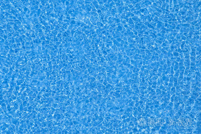 水波纹纹理在蓝色平铺游泳池背景顶部视图