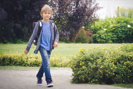 上学小学生图片