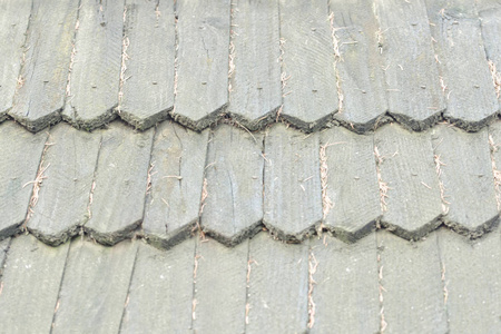 旧屋顶是用木制瓷砖做的。纹理。特写