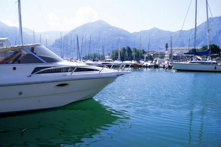 湖上有船在水面上。美丽的风景在意大利与小船在水上