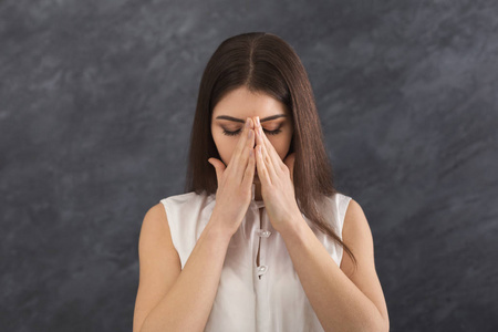 头痛的年轻女人的肖像