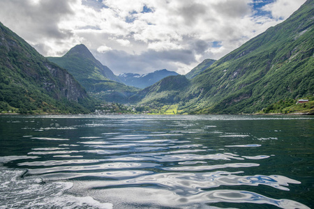 旅行在挪威峡湾自然近山和水