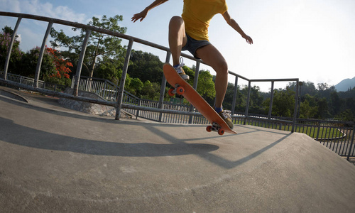 滑板滑板在 skatepark 的裁剪图像