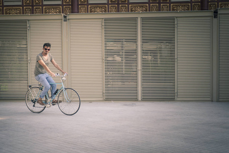 一个城市的老式自行车男子