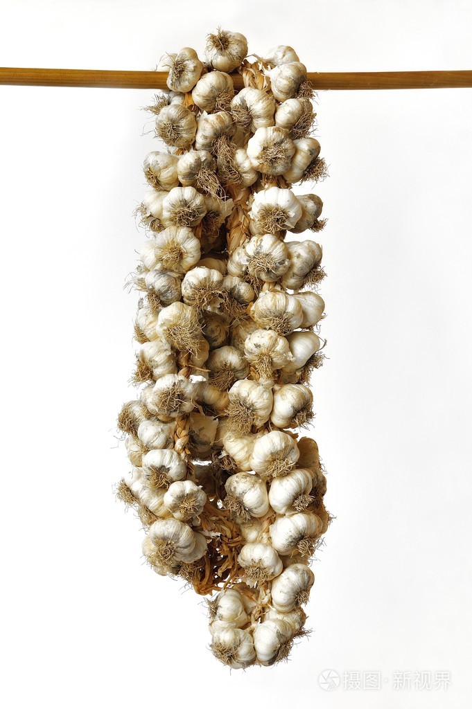大蒜吊在一根木柱子上的辫子