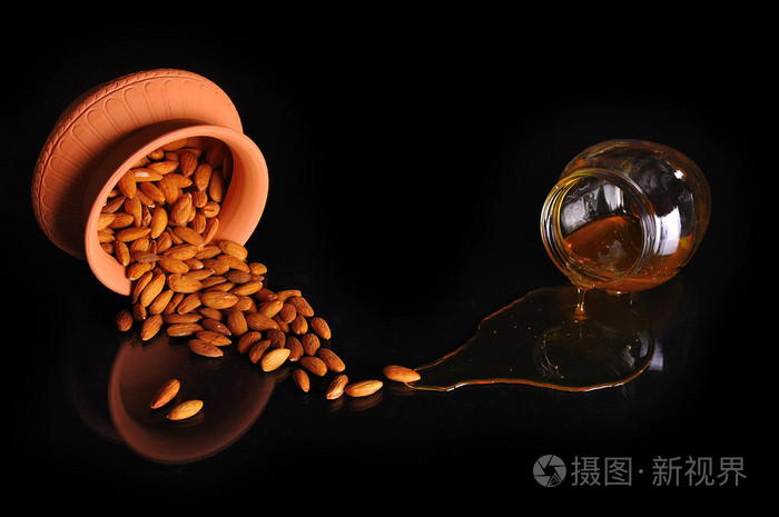 孤立在黑色的蜂蜜杏仁