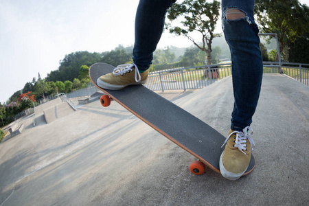 滑板滑板在 skatepark 坡道上的裁剪图像