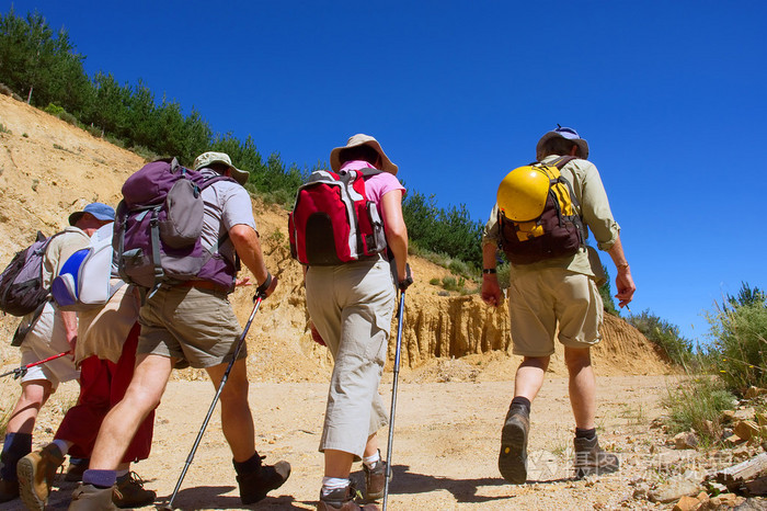集团的 5 名老人登山者行走在路