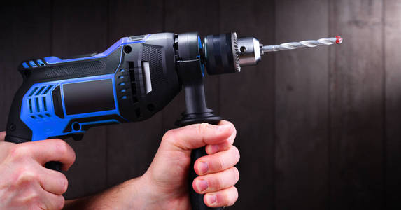 手持电钻的男性手照片