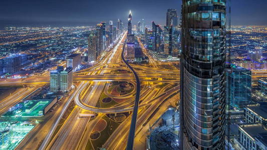 风景秀丽的迪拜市中心的天际线在晚上 timelapse。屋顶交通在酋长扎耶德路与许多被照亮的塔之间的看法