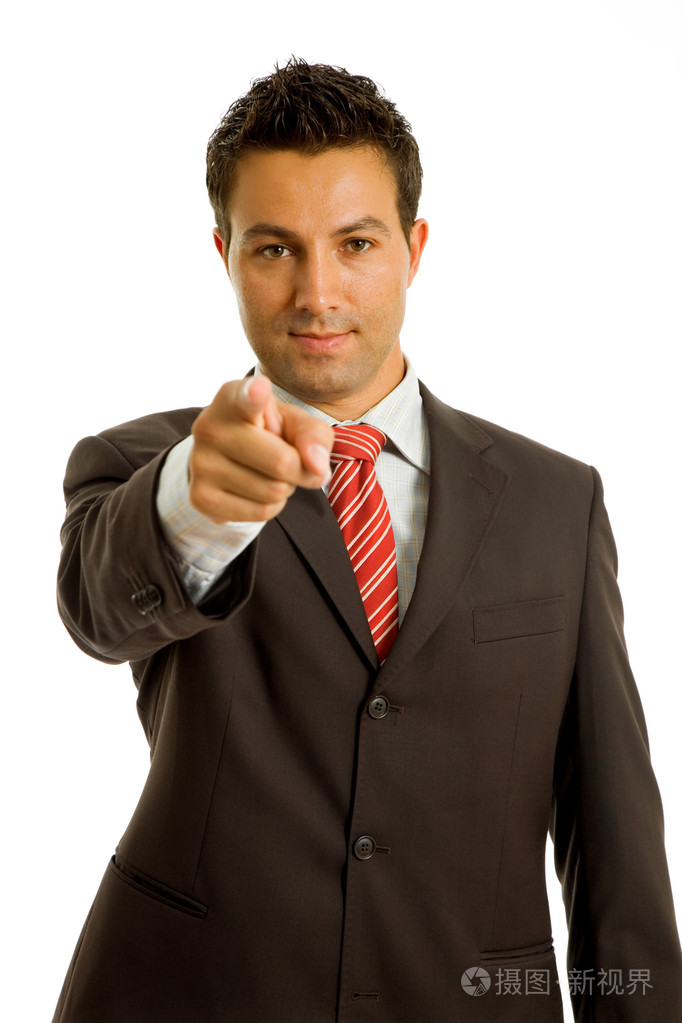 用他的手指指着西装的年轻商业男人