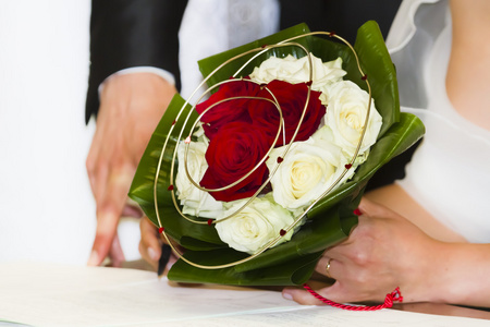 婚礼红色和白色的玫瑰花束花
