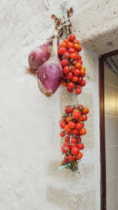 一路上蔬菜挂在餐厅的厨房外面图片