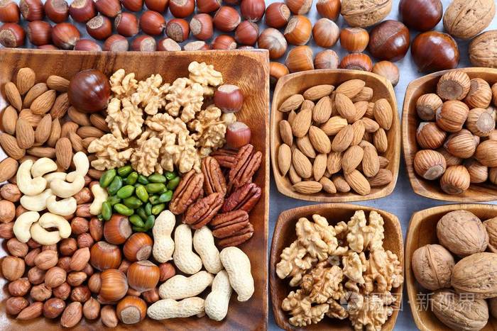 不同种类的坚果在木碗里健康食品