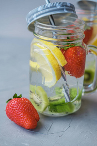柠檬和草莓在玻璃瓶里的水果水