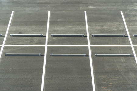 新漆的空停车场停车场顶部视图和白色线