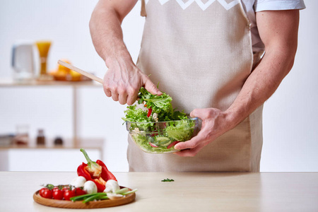 厨师在厨房做健康蔬菜沙拉, 特写, 选择性聚焦