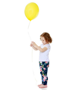 小女孩玩气球