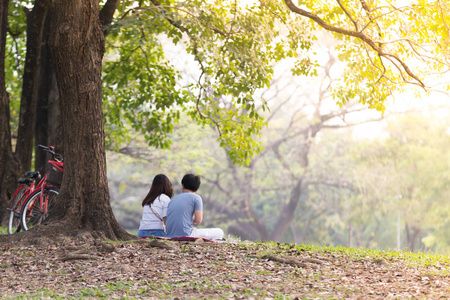 亚洲情侣在树下爱公园