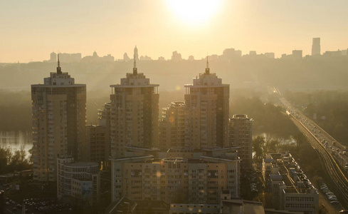 橘黄色的夕阳和城市景观基辅，乌克兰，欧洲上空的云