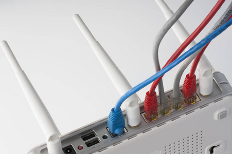 使用 Rg45 连接器连接网络电缆以切换路由器