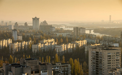 橘黄色的夕阳和城市景观基辅，乌克兰，欧洲上空的云