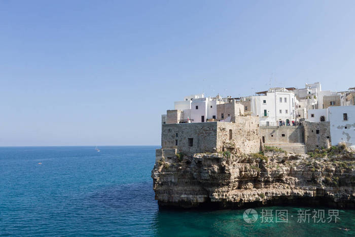 Polignano 一匹母马查看，阿普利亚，意大利。意大利的全景。峭壁上亚德里亚海